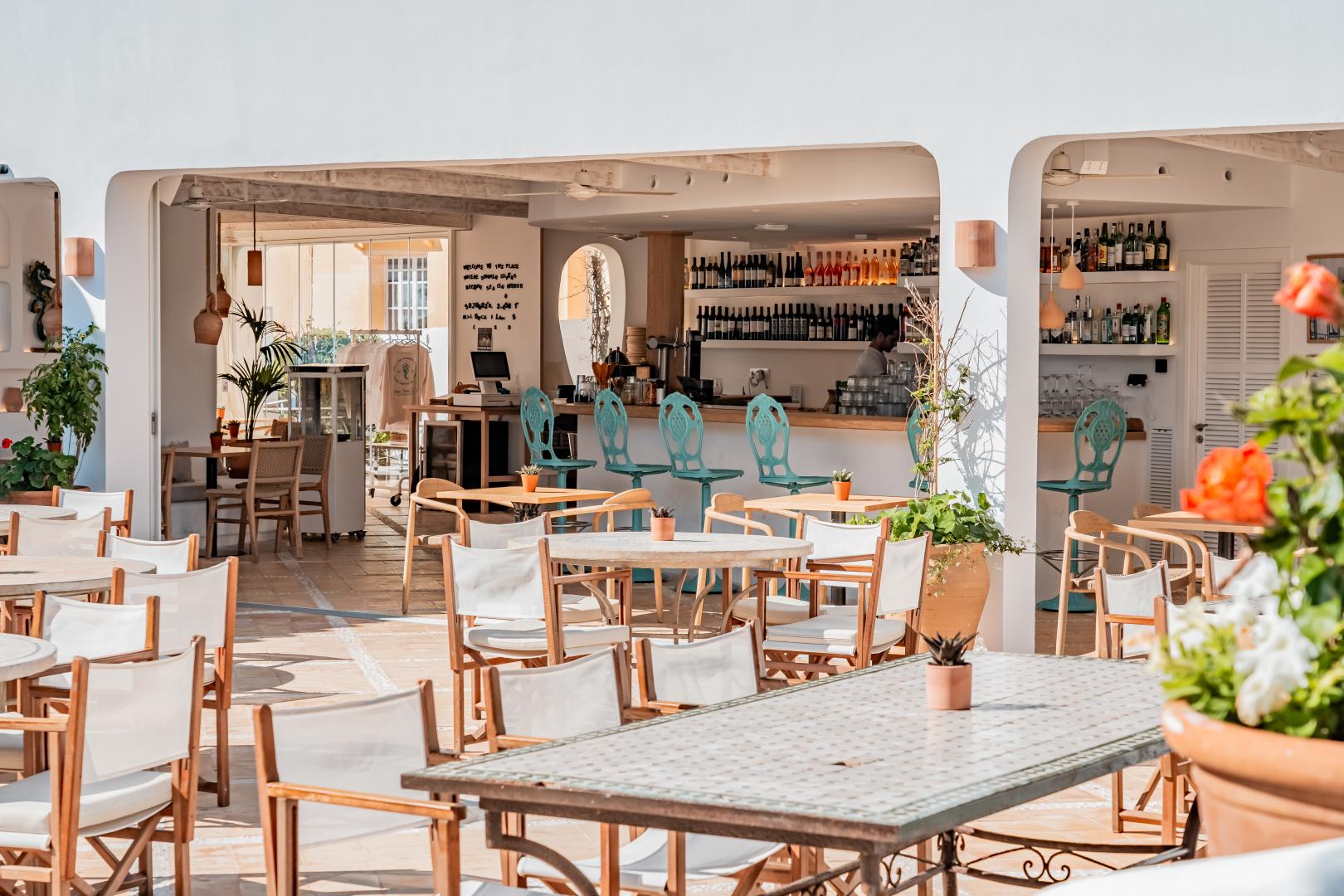 Restaurant met gedekte tafels — The Sea Club