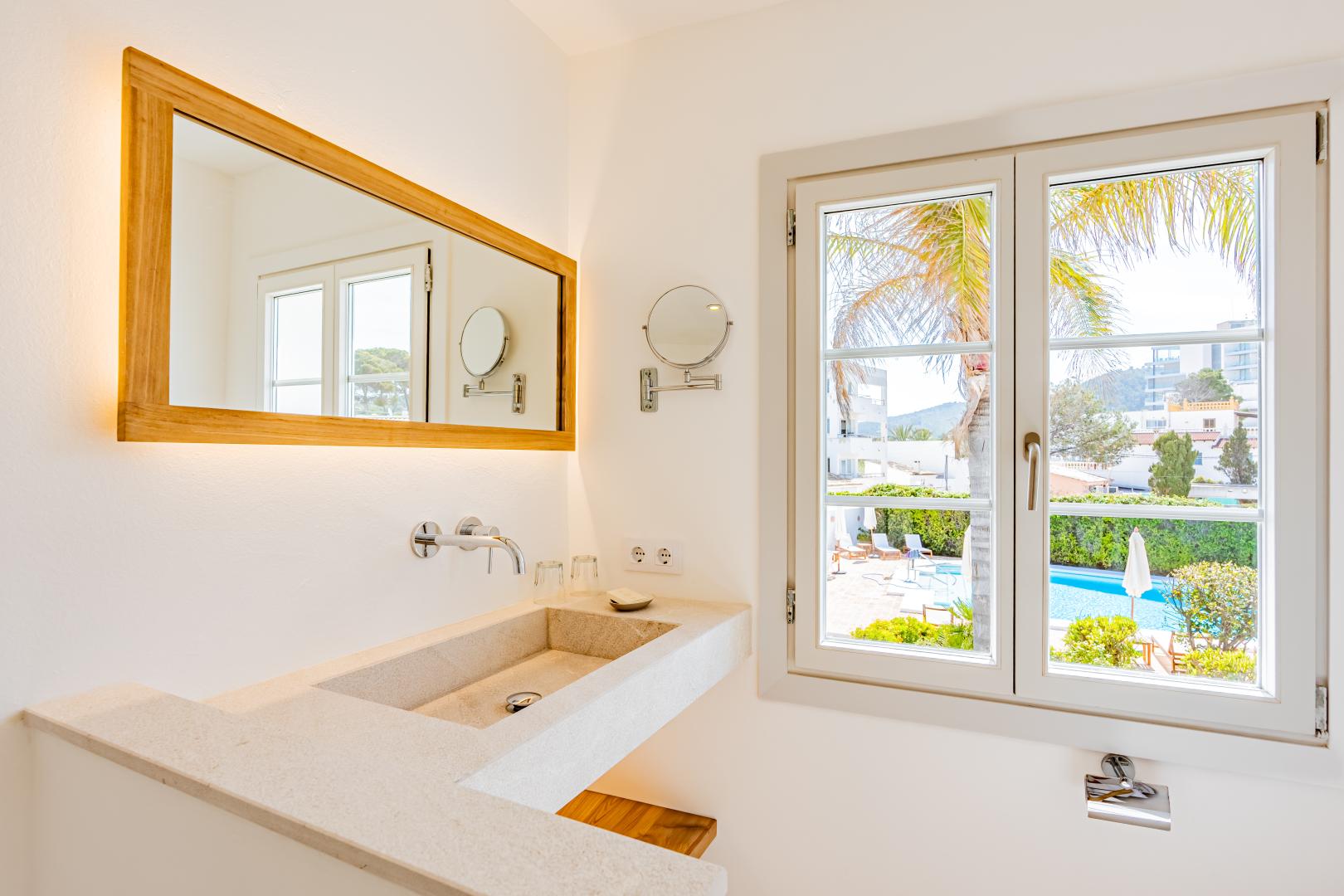 Badkamer met ligbad — The Sea Club