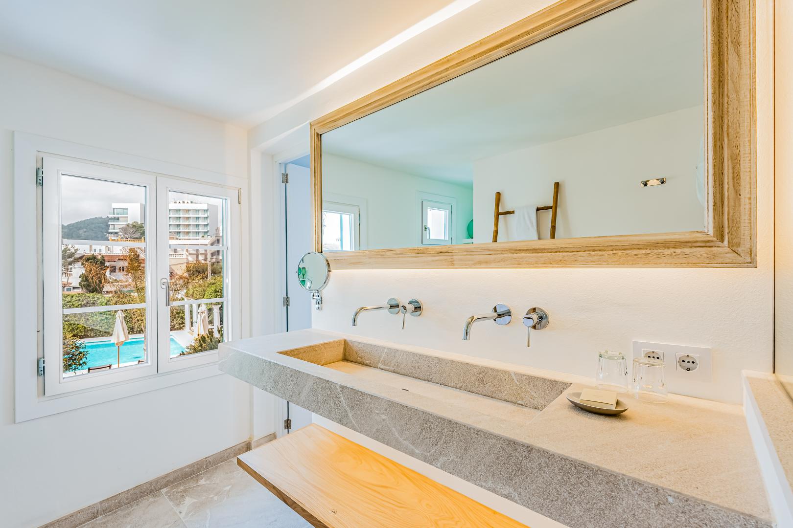 Badkamer met ligbad — The Sea Club