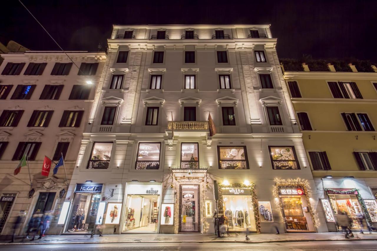 een groot wit gebouw met een winkelpui 's nachts bij Hotel 87 eighty-seven - Maison d'Art Collection in Rome