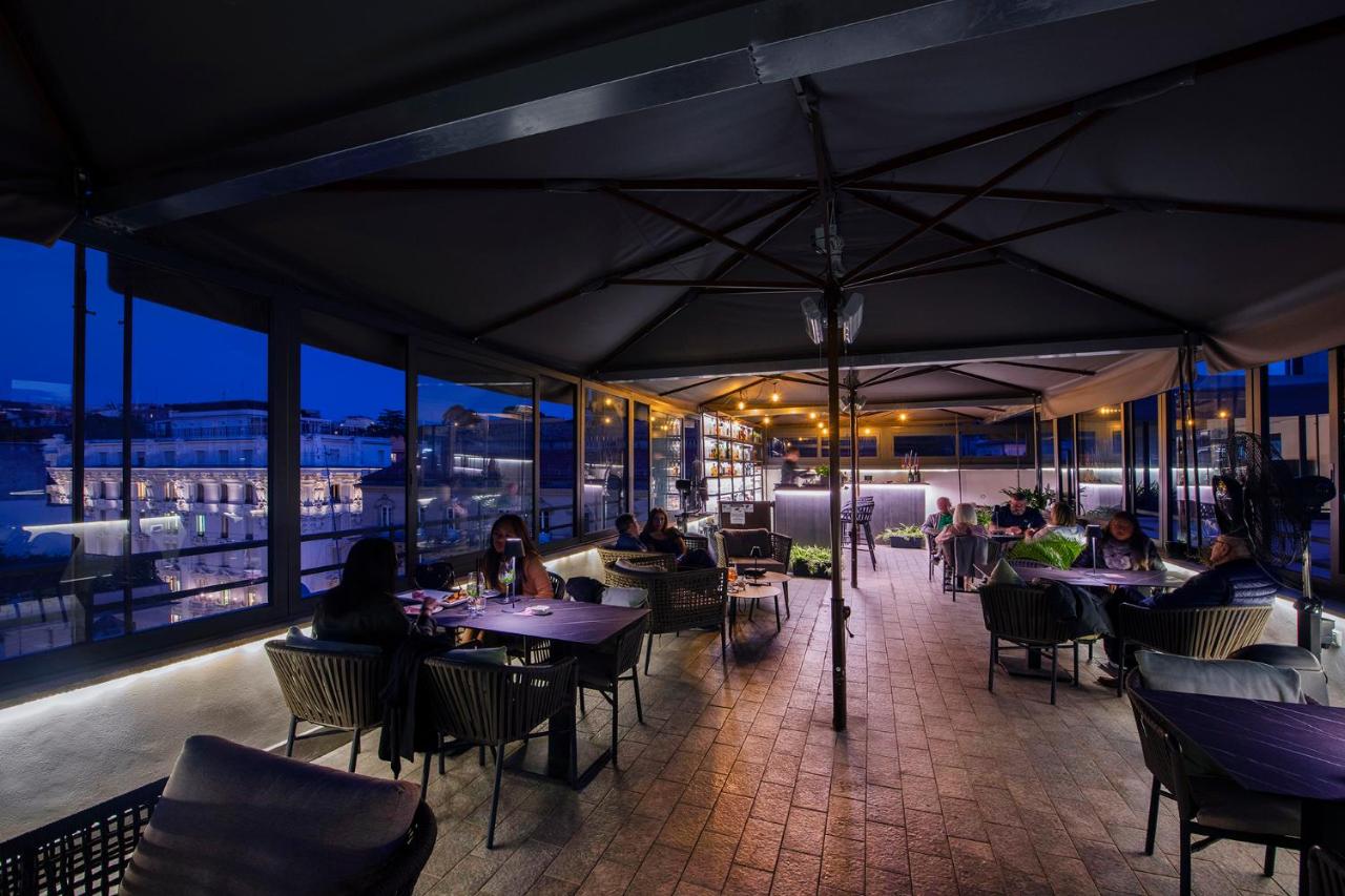 een restaurant met tafels en mensen die aan tafels zitten bij Hotel 87 eighty-seven - Maison d'Art Collection in Rome