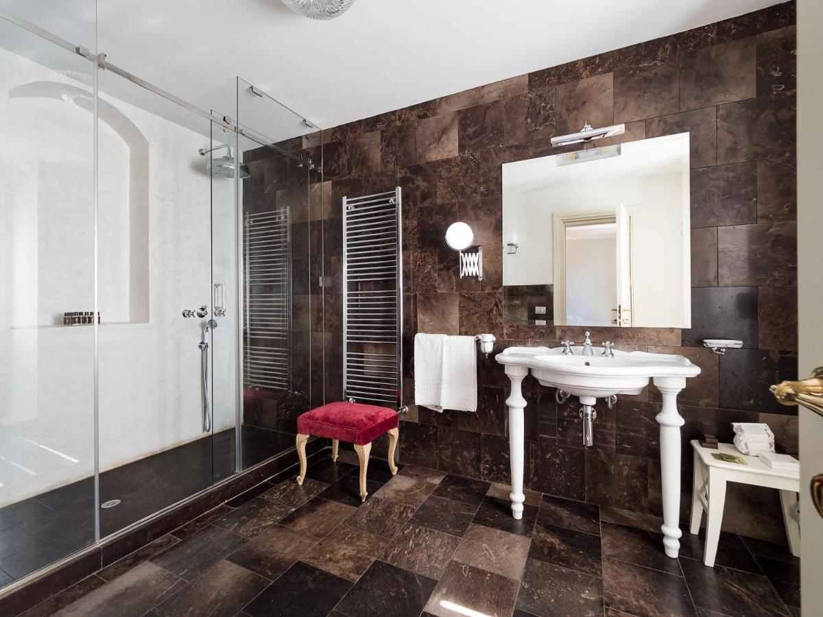 een badkamer met een wastafel en een douche bij Gagliardi Boutique Hotel in Noto +78 foto's