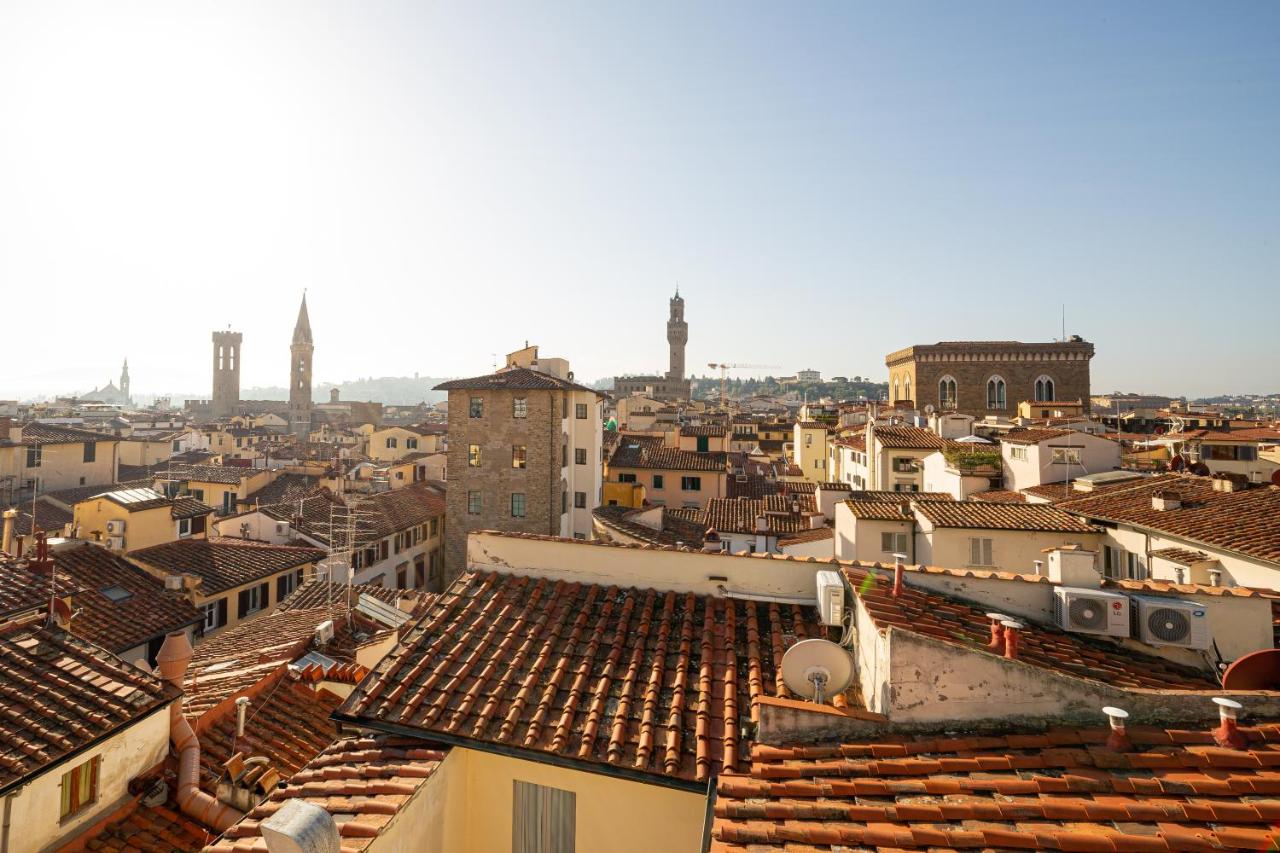 een uitzicht op een stad met daken en gebouwen bij Hotel Villani in Florence
