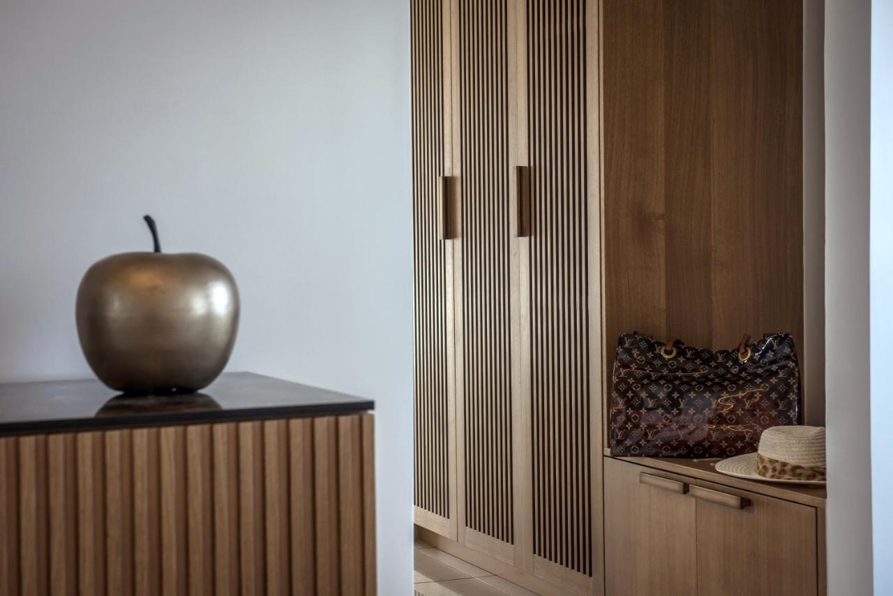 een appel die bovenop een houten kast ligt bij Hotel Matheo Villas & Suites in Malia
