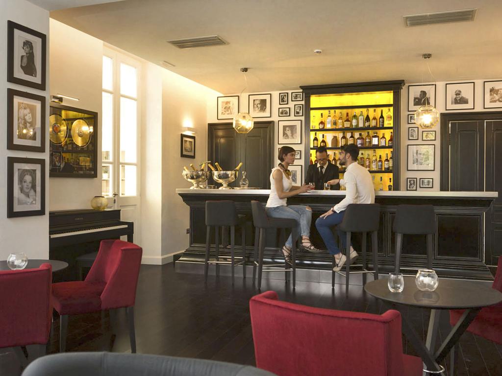 Restaurant met gedekte tafels — Hotel Villa Fanny