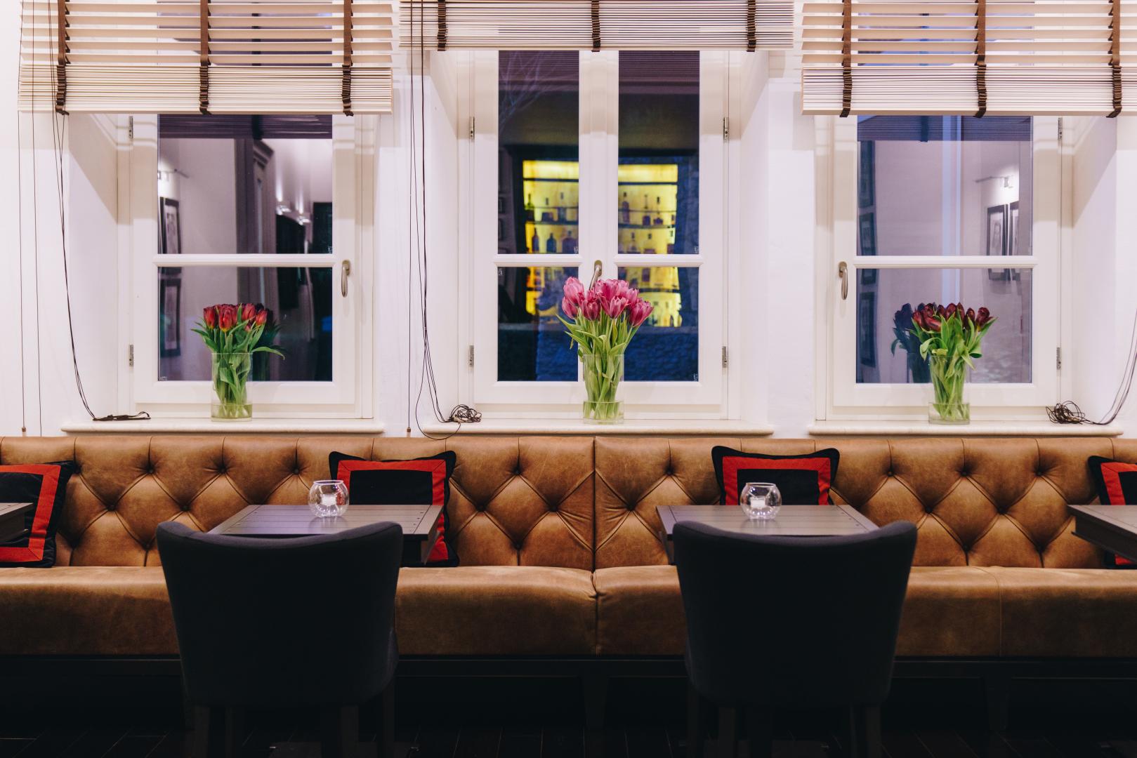 Restaurant met gedekte tafels — Hotel Villa Fanny