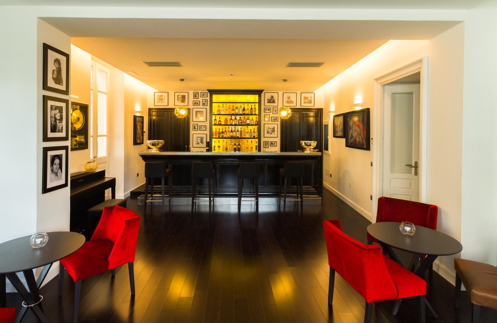 Bar met drankenselectie — Hotel Villa Fanny