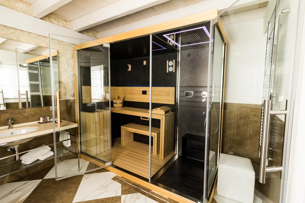 Badkamer met inloopdouche — Hotel Villa Fanny