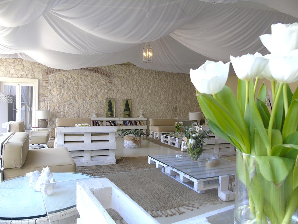Restaurant met gedekte tafels — Hotel Villa Fanny
