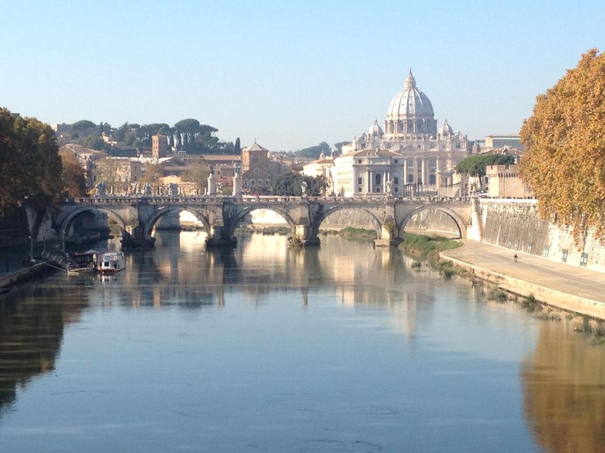een brug over een rivier met een stad bij Hotel Vespasiano in Rome