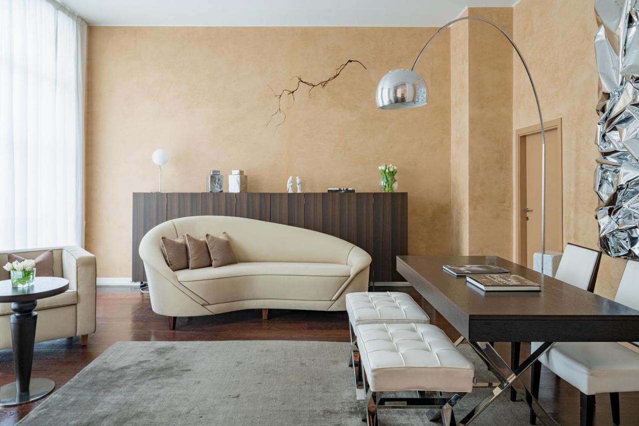 een woonkamer met een bank en een tafel bij Ricasoli Firenze Luxury Apartments | UNA Esperienze in Florence +12 foto's
