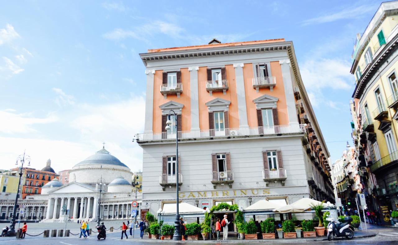 een gebouw in een stad waar mensen omheen lopen bij Relais Piazza Del Plebiscito B&B in Napels