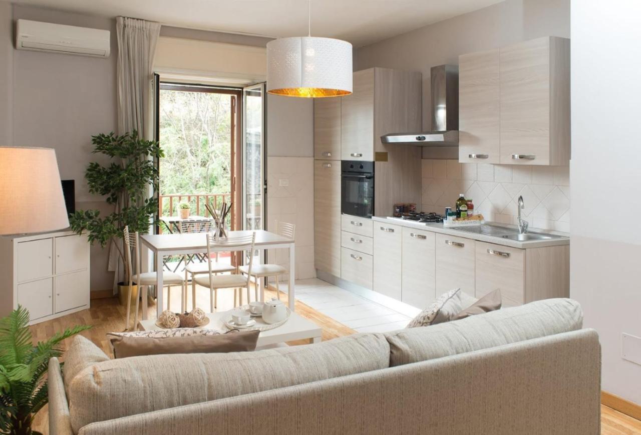 een woonkamer met een bank en een tafel bij Residenza Flegrea in Napels