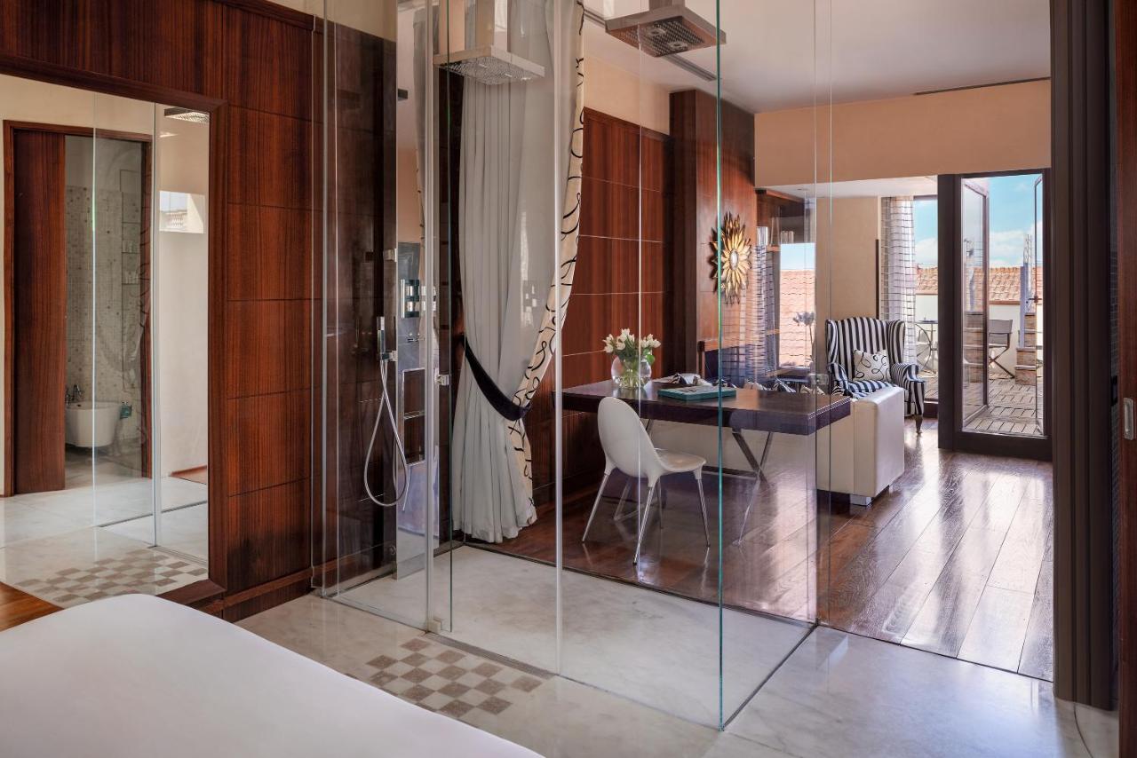 een slaapkamer met een kamer met een tafel en een eetkamer bij Repubblica Firenze Luxury Apartments | UNA Esperienze in 