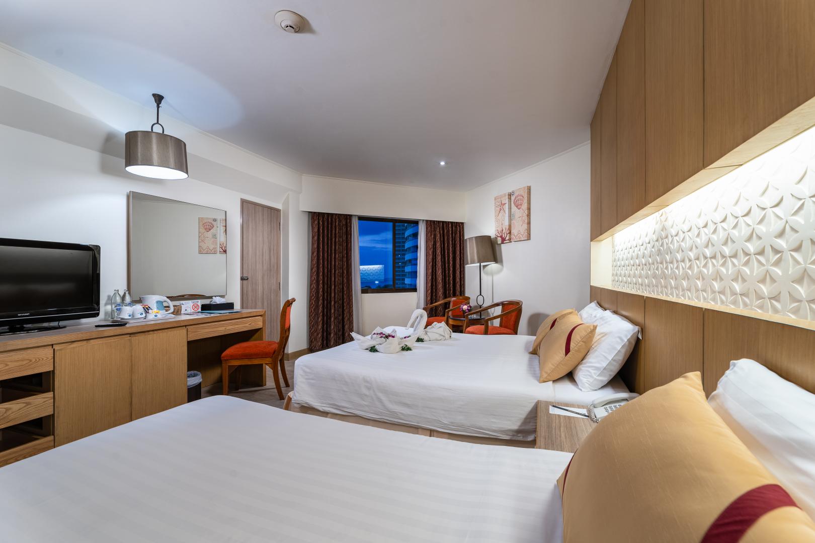 Jomtien Palm Beach Hotel & Resort image 1