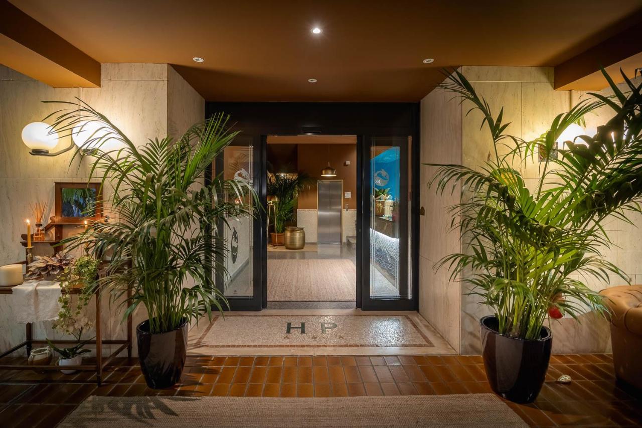 een hal met twee potplanten voor een deur bij Hotel Portofino in Lido di Jesolo