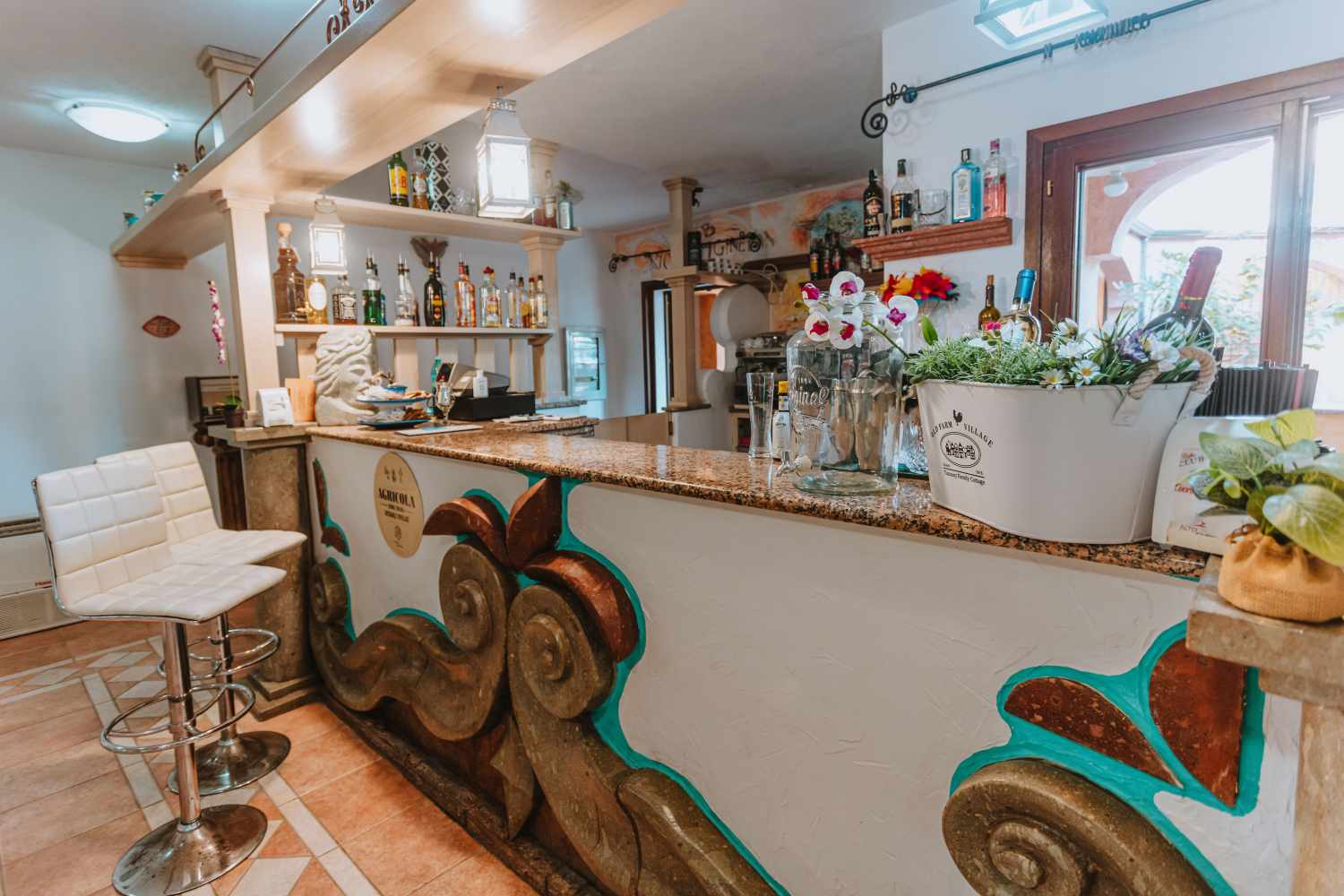 Bar met drankenselectie — Hotel i Ginepri