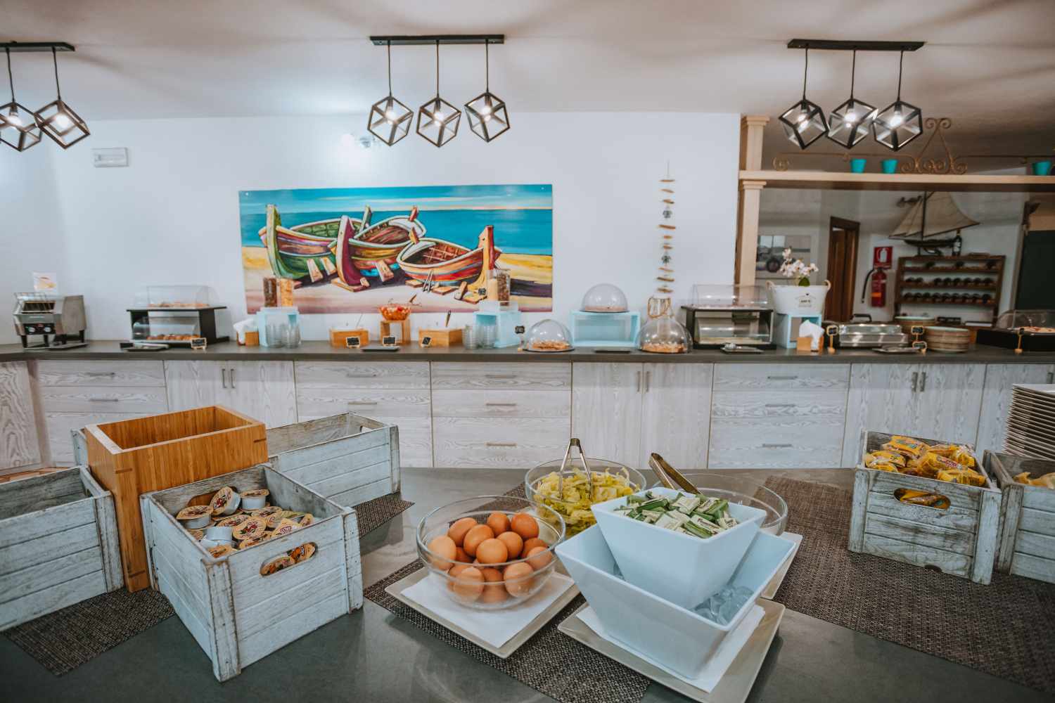 Restaurant met gedekte tafels — Hotel i Ginepri