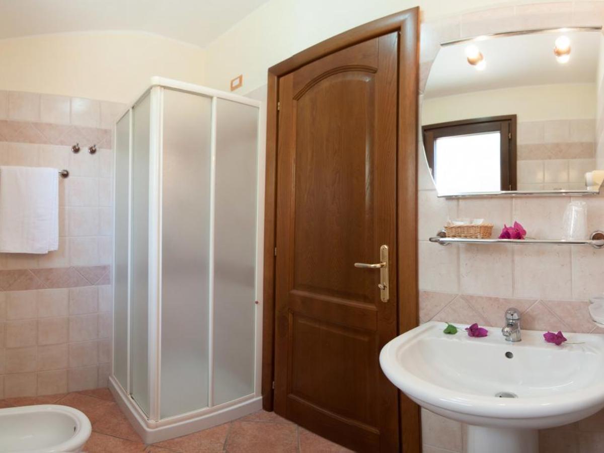 Badkamer met inloopdouche — Hotel i Ginepri
