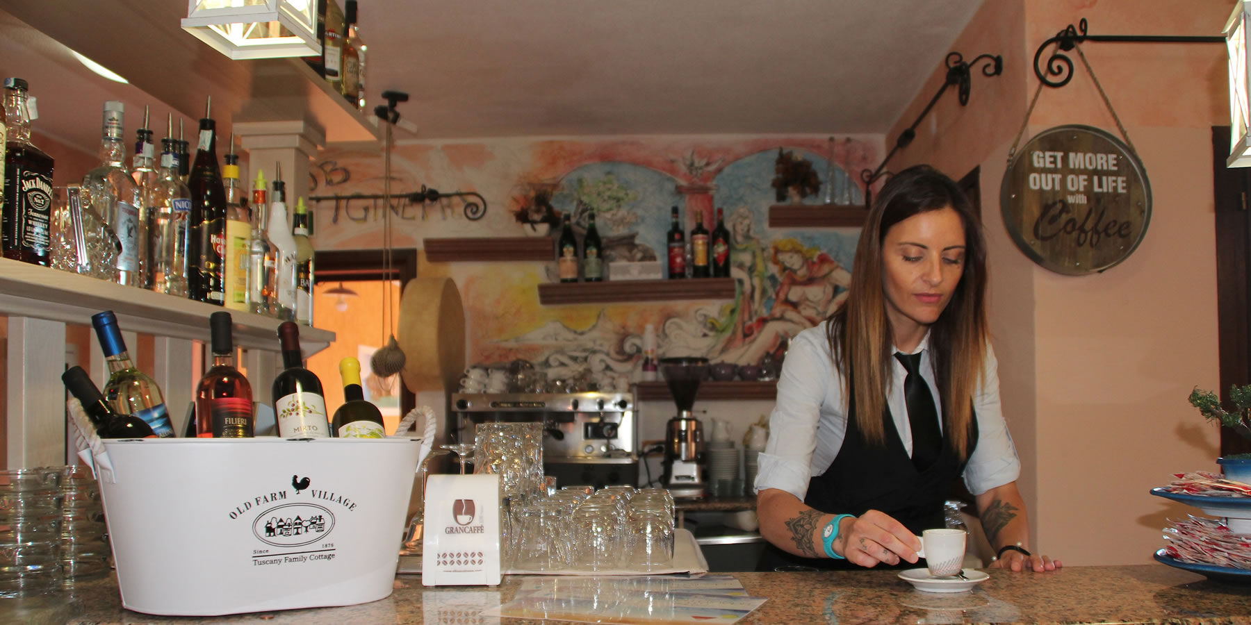 Bar met drankenselectie — Hotel i Ginepri