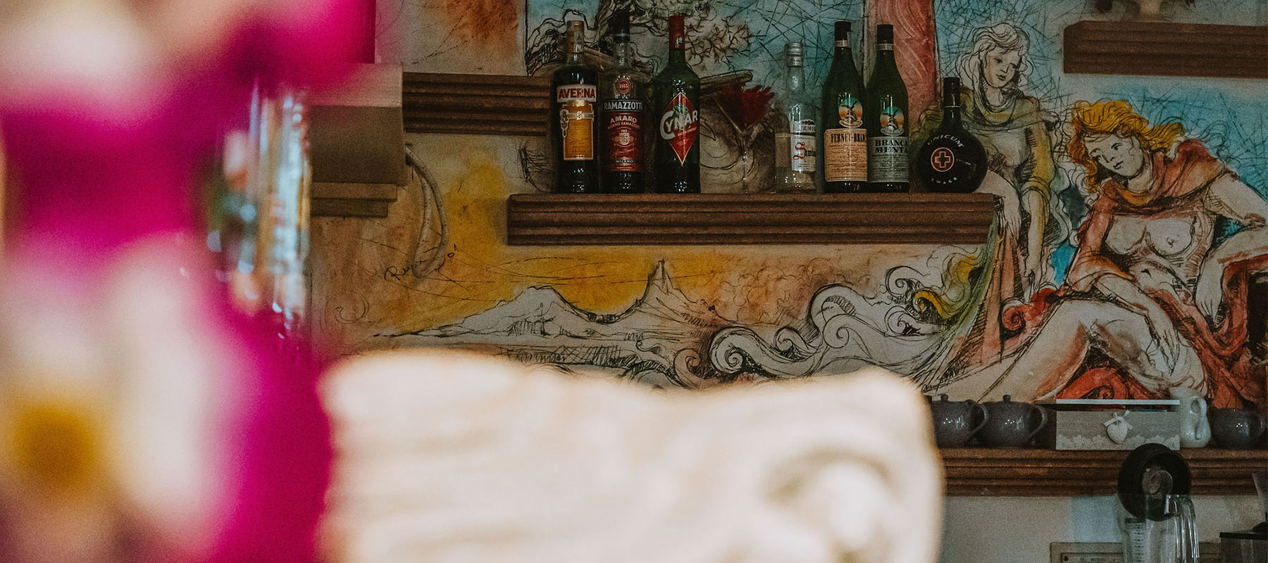 Bar met drankenselectie — Hotel i Ginepri