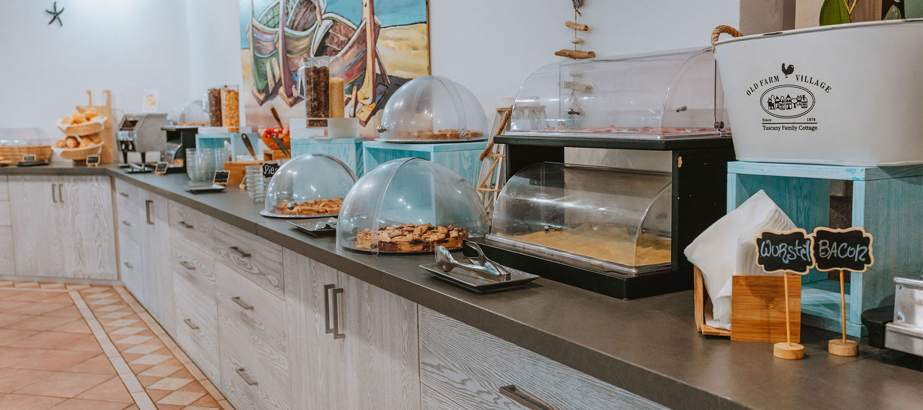 Bar met drankenselectie — Hotel i Ginepri