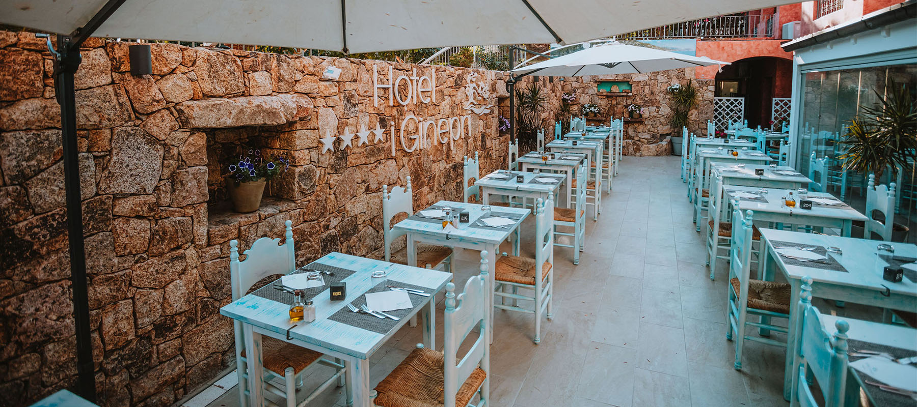 Restaurant met gedekte tafels — Hotel i Ginepri