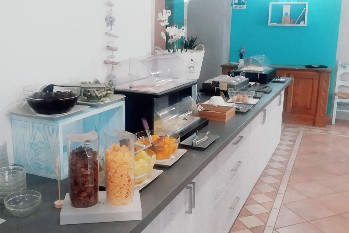 Buffet met diverse gerechten — Hotel i Ginepri