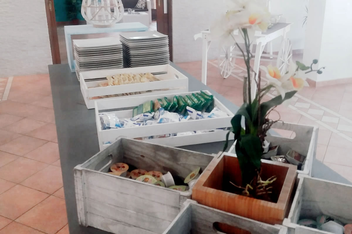 Buffet met diverse gerechten — Hotel i Ginepri