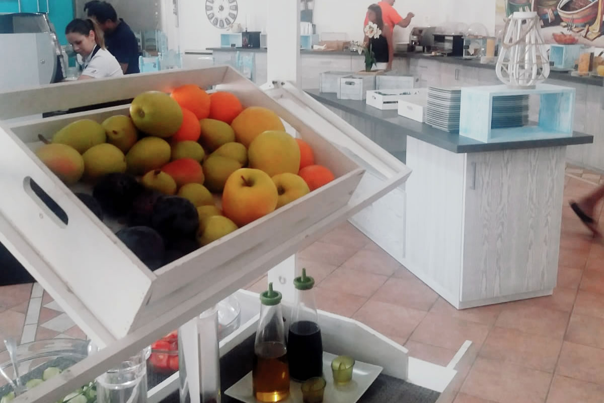 Bar met drankenselectie — Hotel i Ginepri
