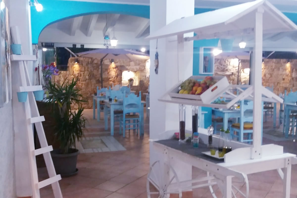 Restaurant met gedekte tafels — Hotel i Ginepri