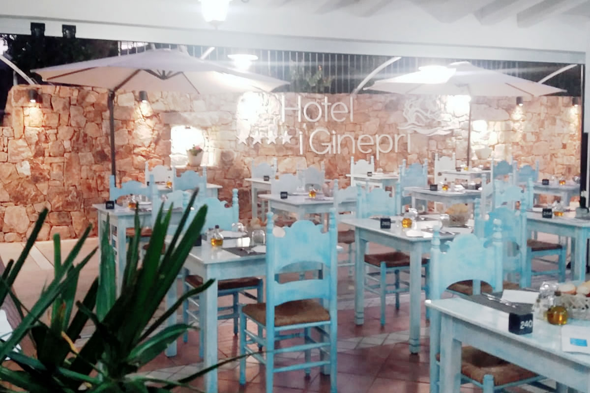 Restaurant met gedekte tafels — Hotel i Ginepri