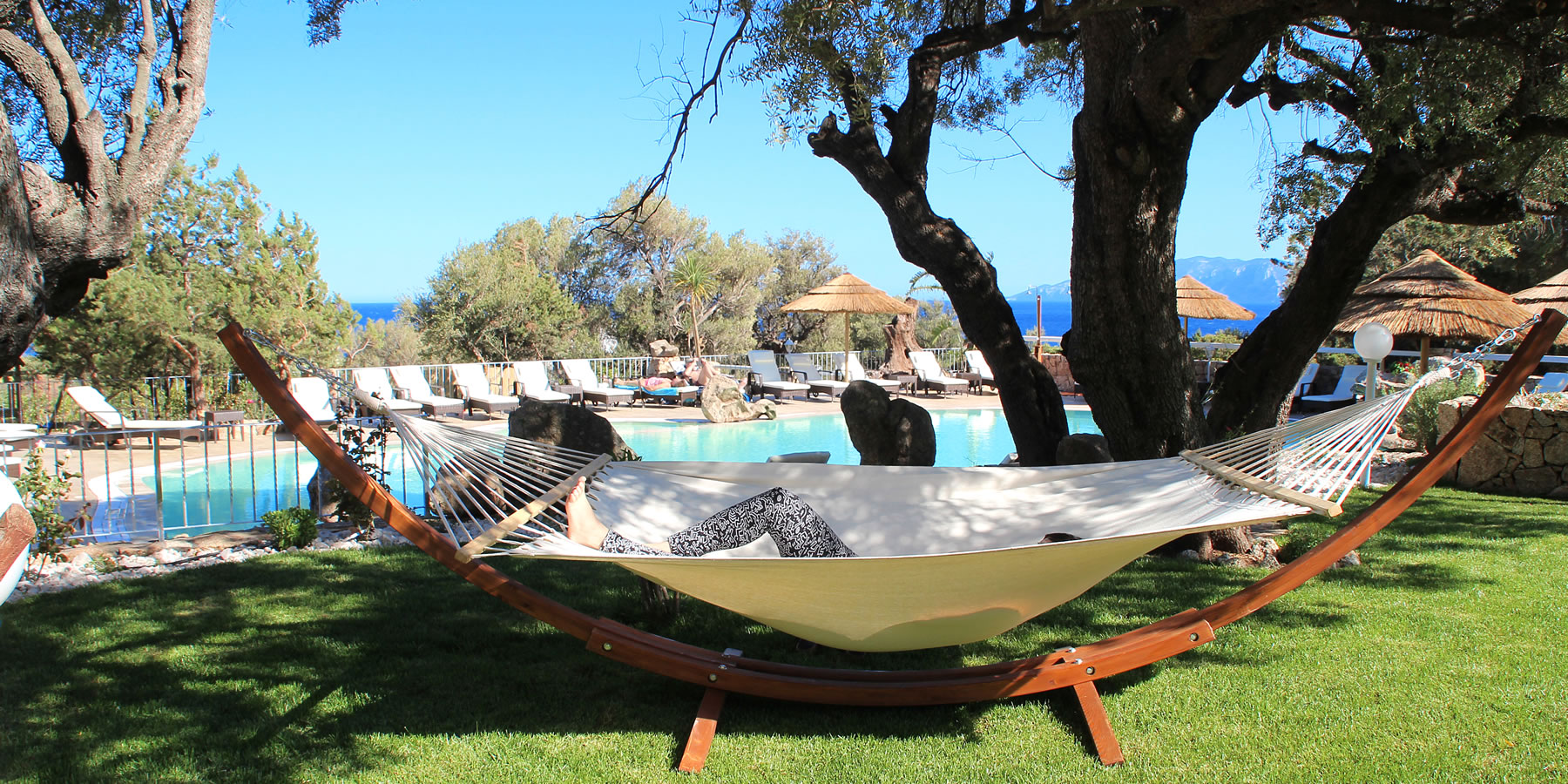 Buitenzwembad met ligbedden — Hotel i Ginepri