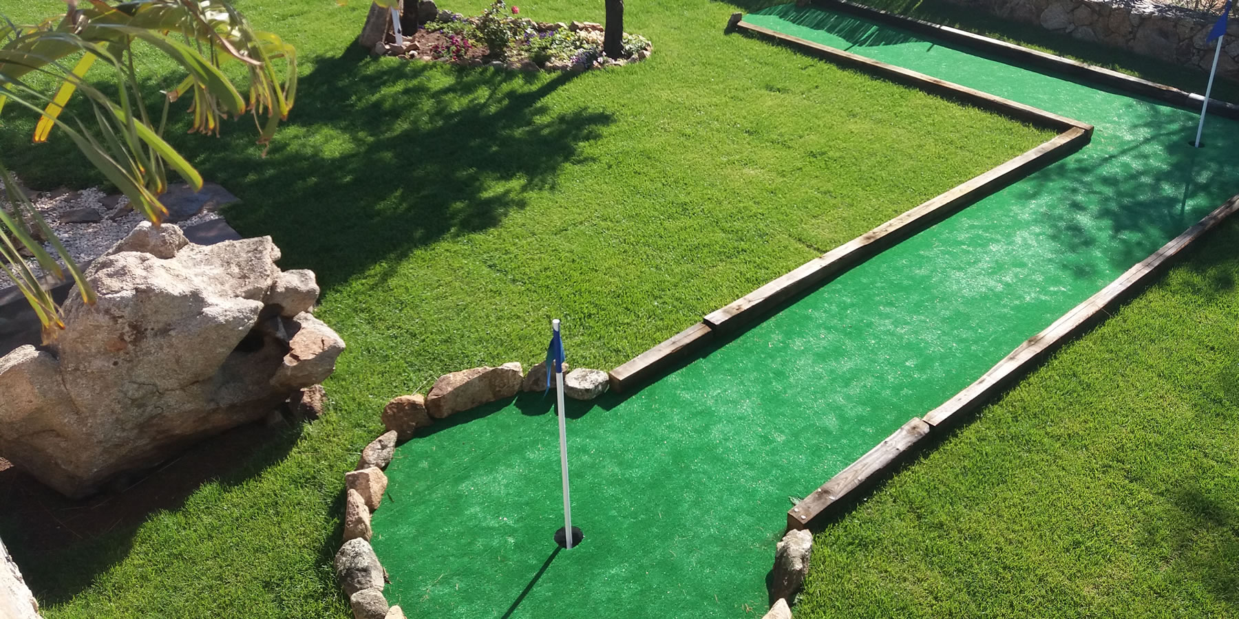 Houten dek met ligbedden — Hotel i Ginepri