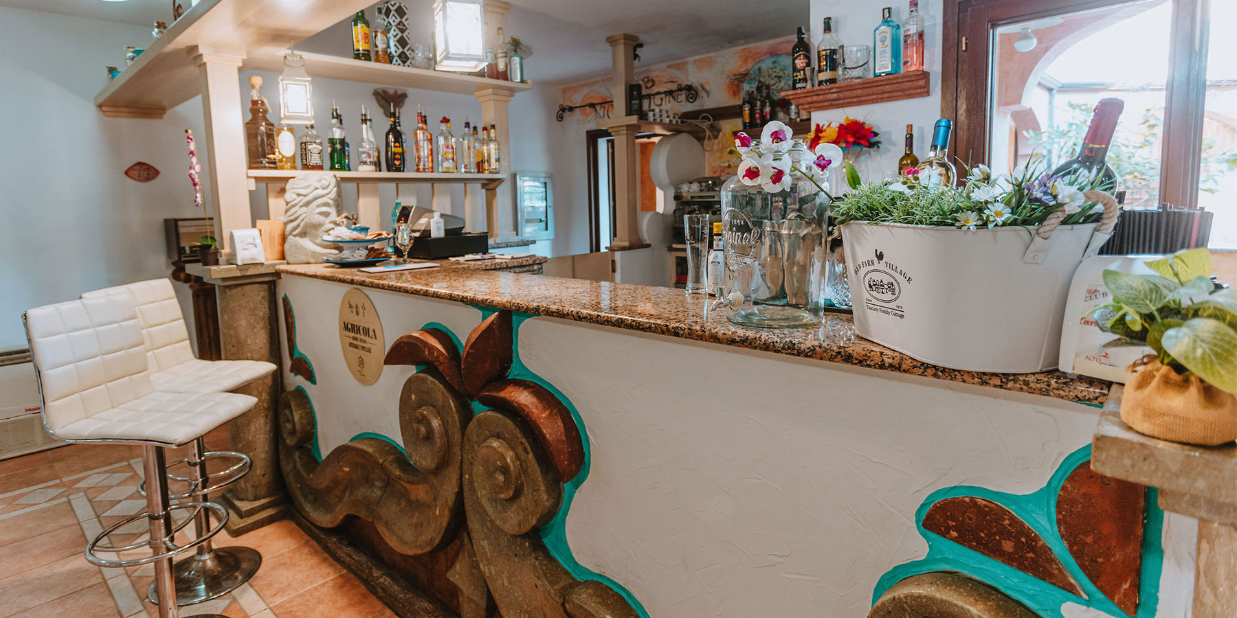 Bar met drankenselectie — Hotel i Ginepri