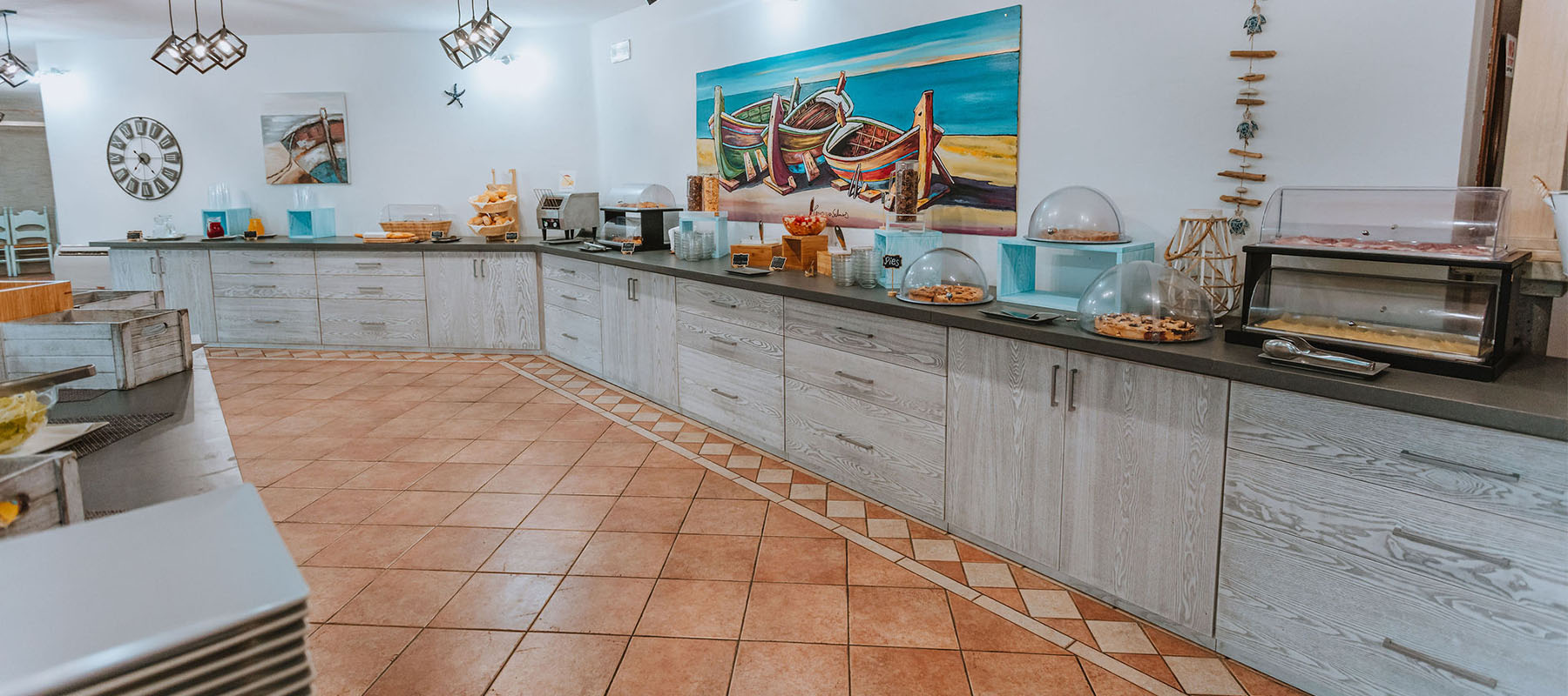 Restaurant met gedekte tafels — Hotel i Ginepri