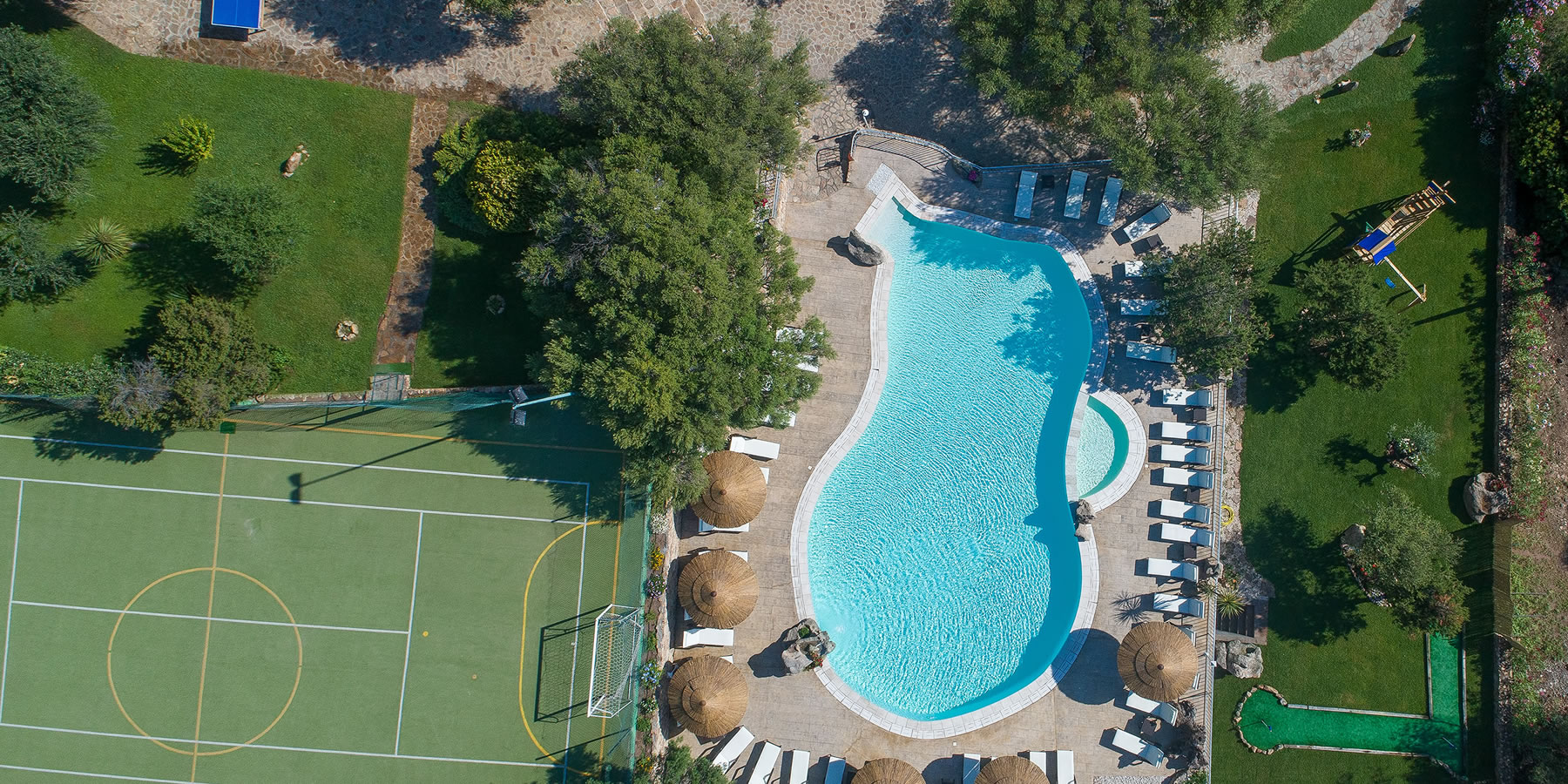 Buitenzwembad met ligbedden — Hotel i Ginepri