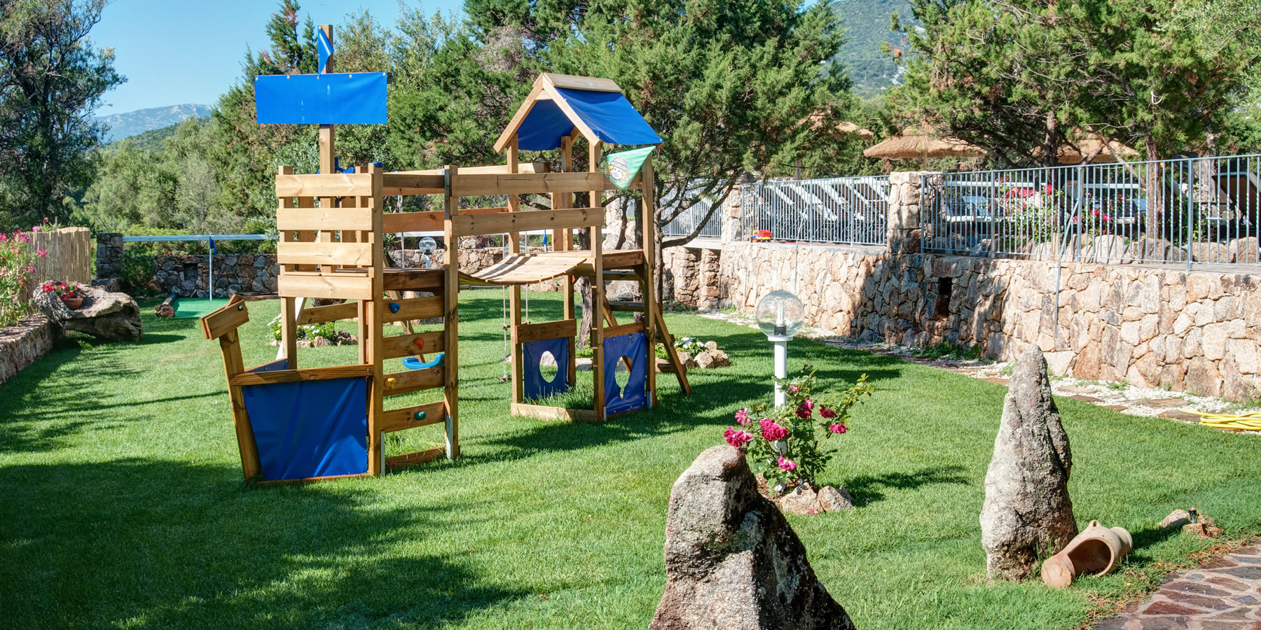 Buitenzwembad met ligbedden — Hotel i Ginepri