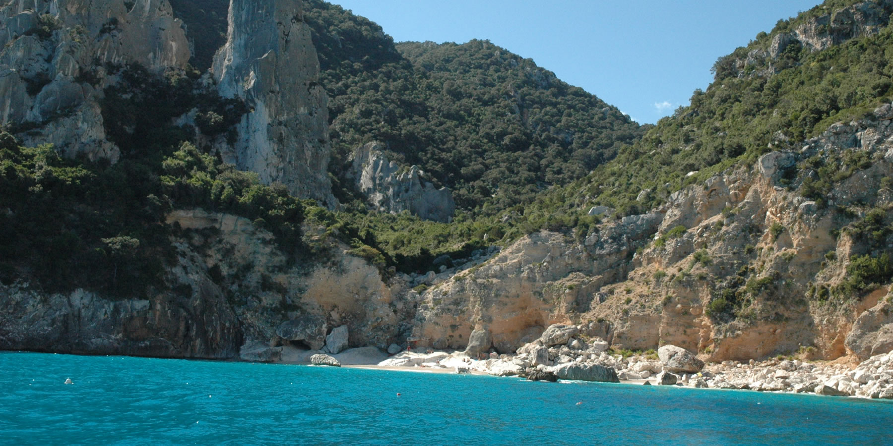 Rotsachtige kustlijn — Hotel i Ginepri