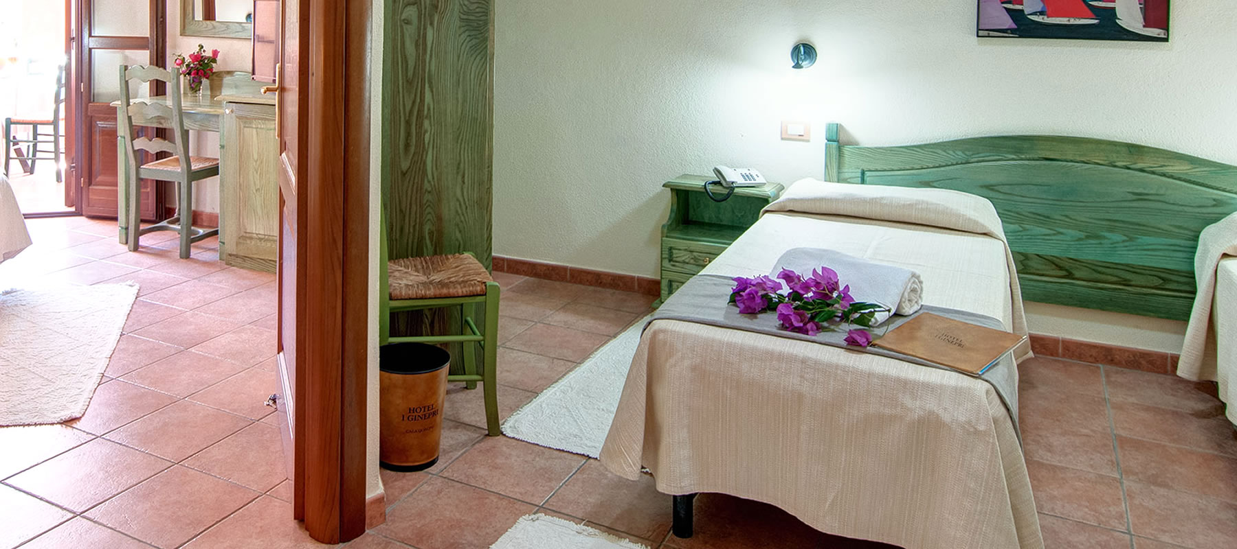 Badkamer met ligbad — Hotel i Ginepri