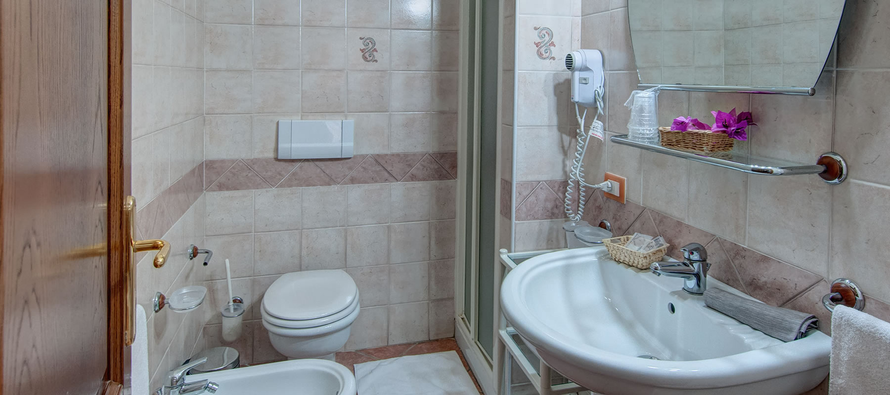 Badkamer met inloopdouche — Hotel i Ginepri