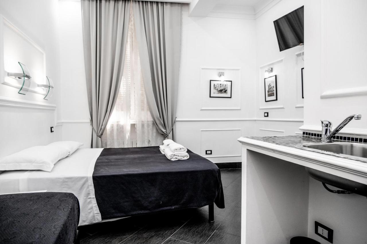 een slaapkamer met een bed, een wastafel en een raam bij L'antica Locanda Dell'Orso in Rome