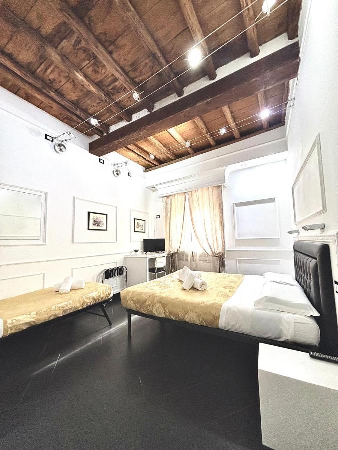een slaapkamer met een groot bed en een bureau bij L'antica Locanda Dell'Orso in Rome