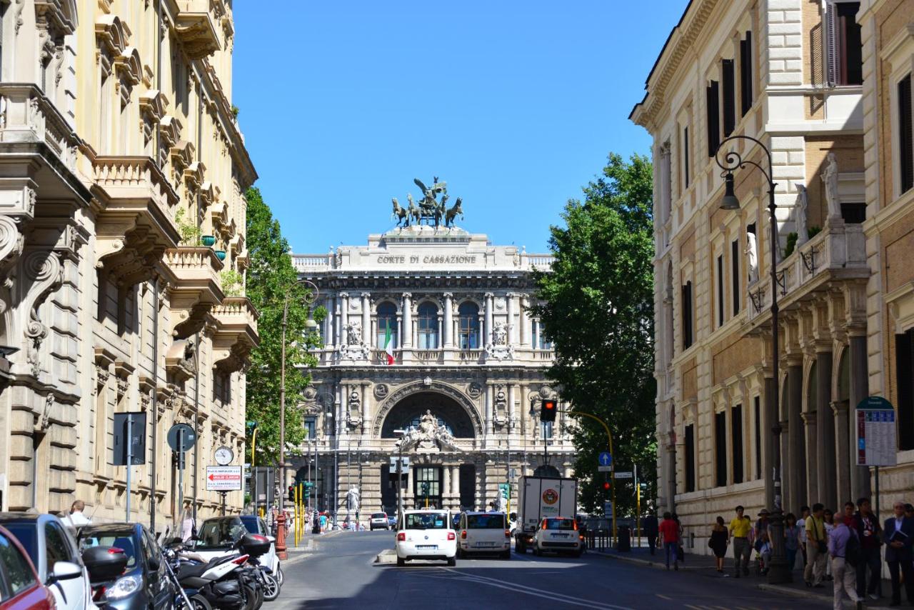 een uitzicht op de Eiffeltoren vanaf een drukke stadsstraat bij L'antica Locanda Dell'Orso in Rome