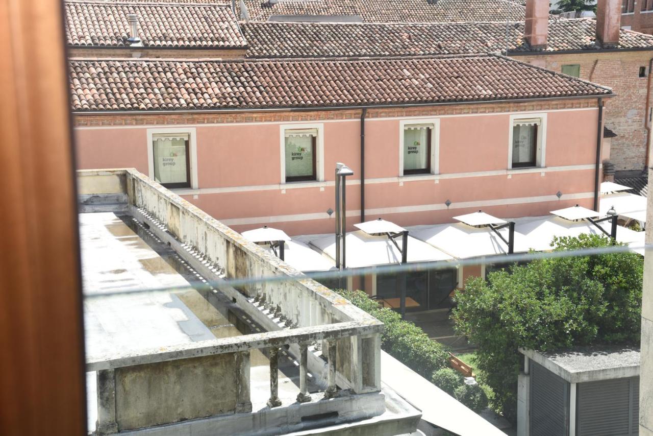 een uitzicht op een gebouw vanaf een balkon bij HOTEL DUCA D'AOSTA in Mogliano Veneto