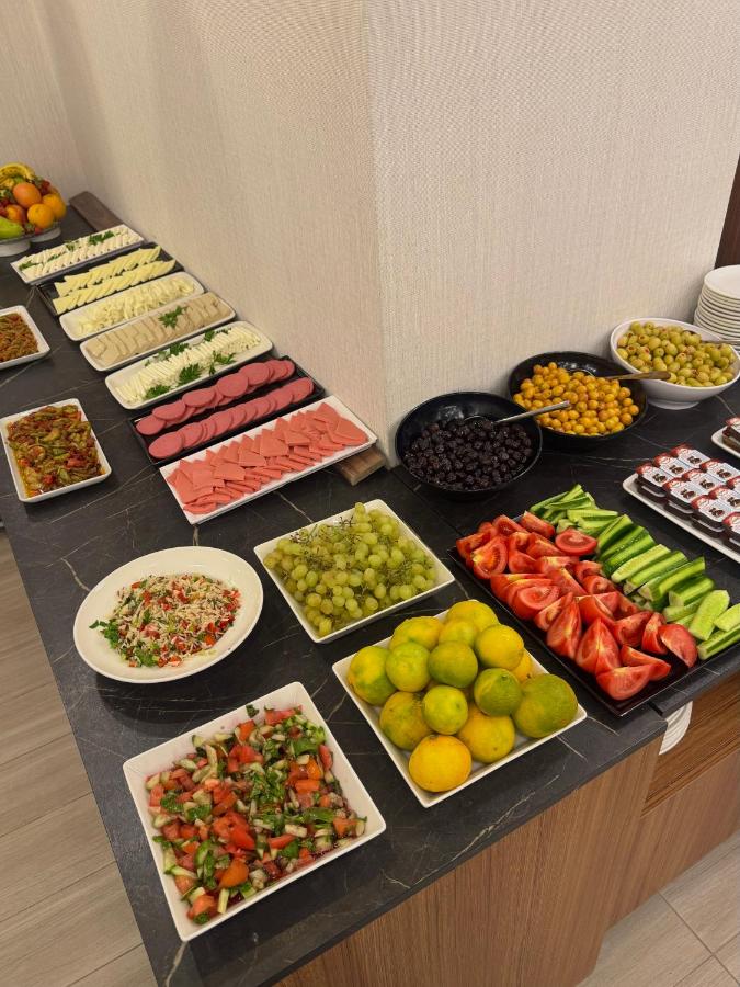 Een buffet met verschillende soorten eten op een tafel. bij Gnc Airport Hotel in Arnavutköy