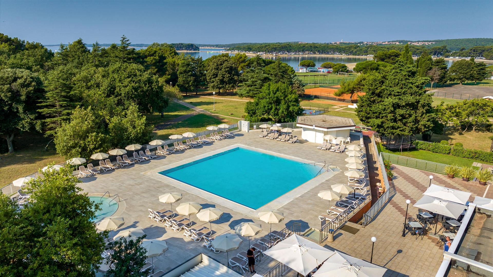 Arena Hotel Holiday image 0