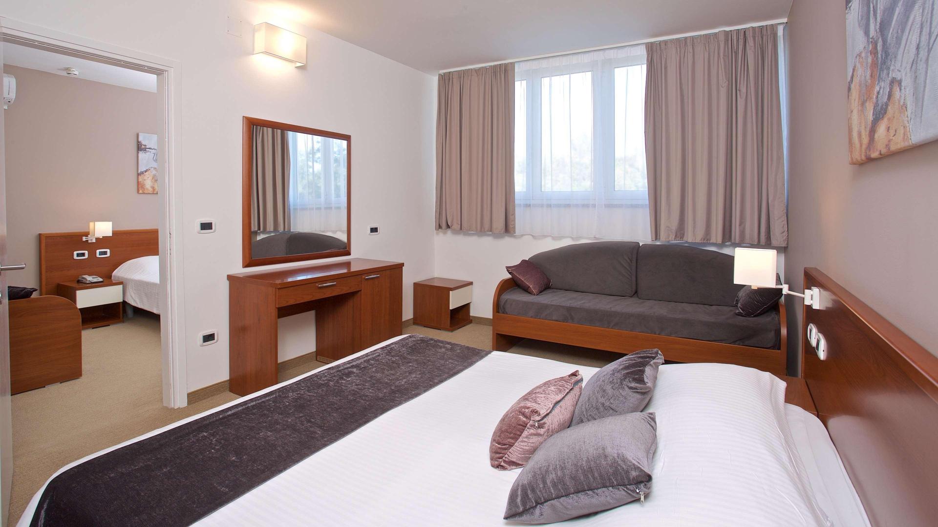 Arena Hotel Holiday image 1