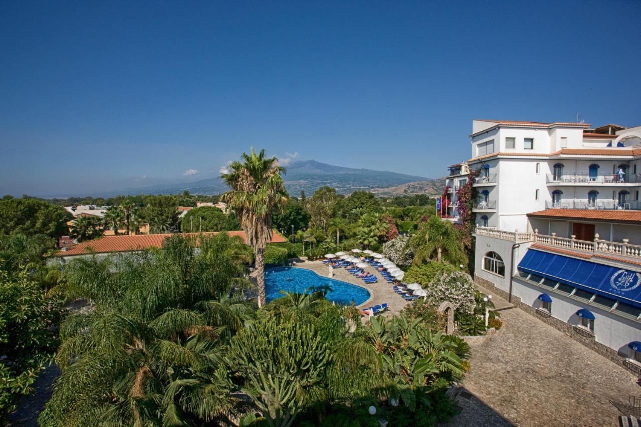 Een luchtfoto van een resort met een zwembad. bij Sant Alphio Garden Hotel & SPA in Giardini Naxos