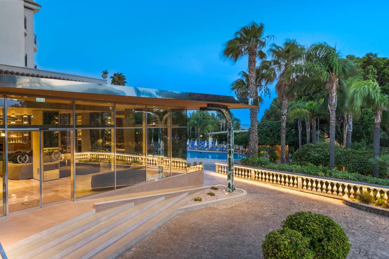 een exterieurfoto van een huis met glas bij Sant Alphio Garden Hotel & SPA in Giardini Naxos